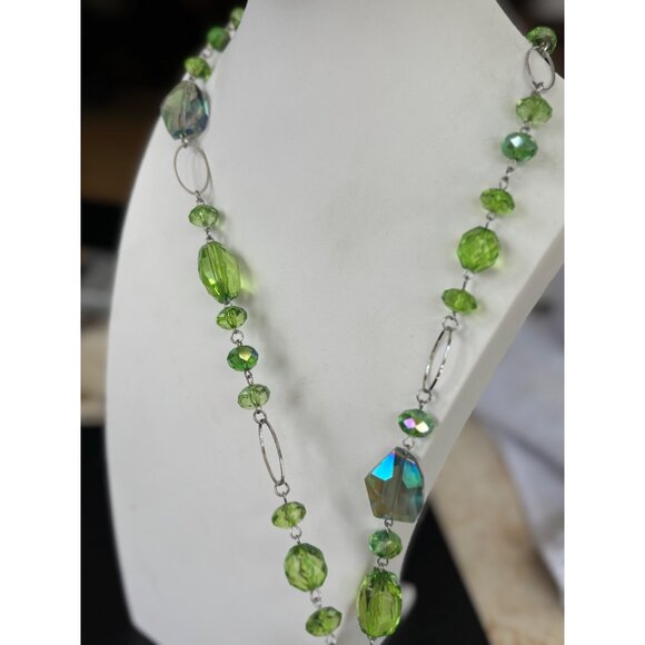 Vintage Green Glass Beaded Necklace With Faceted Details & Silver-Tone Links - Picture 9 of 10